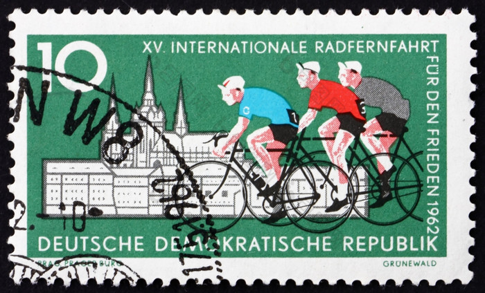 民主德国约邮票印刷民主德国显示骑自行车的人而且Hradcany布拉格国际自行车和平比赛约