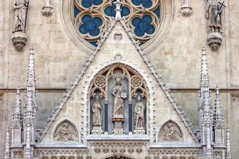 山墙三角形以上的主要入口的大教堂假设的祝福维珍玛丽萨格勒布克罗地亚与雕像基督的老师