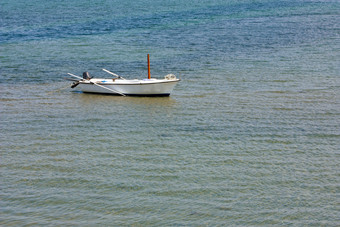孤独的木钓鱼划艇的海