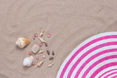 色彩斑斓的夏天女时尚装flat-lay沙子夏天时尚假期旅行概念