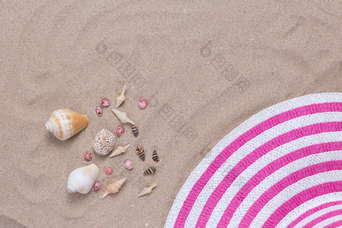 色彩斑斓的夏天女时尚装flat-lay沙子夏天时尚假期旅行概念