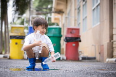 概念爱为保存环境孩子们收集塑料水瓶空处理浪费排序本