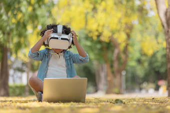 童年和创新概念小非洲美国卷曲的头发女孩searcing游戏移动PC为负载小工具眼镜未来技术为教育虚拟现实小工具
