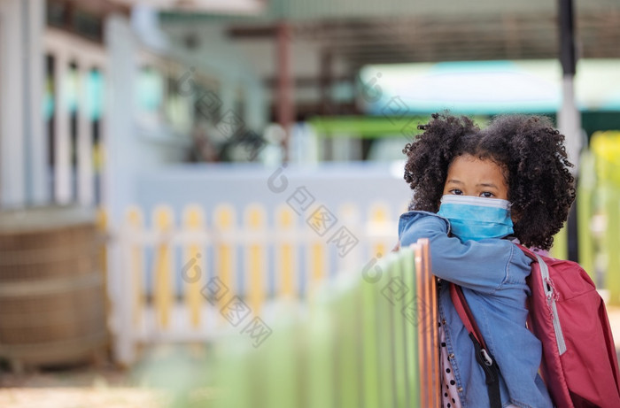 孩子脸面具会重开学校后新冠病毒检疫和封锁新正常的为保护和预防而爆发冠状病毒流感孩子们回来学校概念