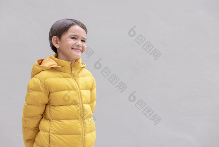 可爱的男孩穿冬天服装黄色的准备为的未来冬天季节