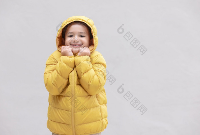 可爱的男孩穿冬天服装黄色的准备为的未来冬天季节