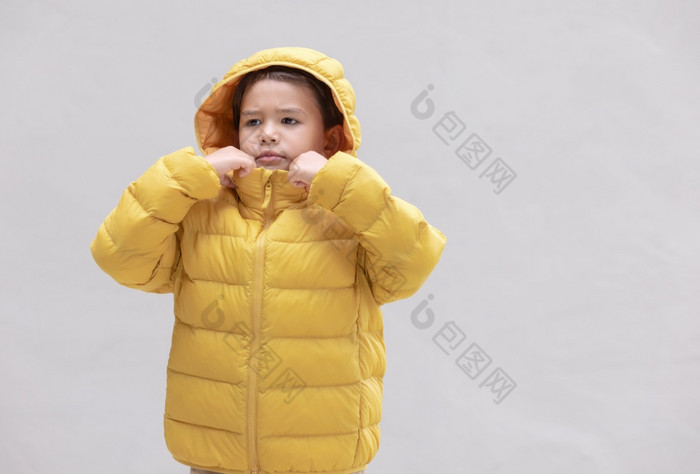 可爱的男孩穿冬天服装黄色的准备为的未来冬天季节