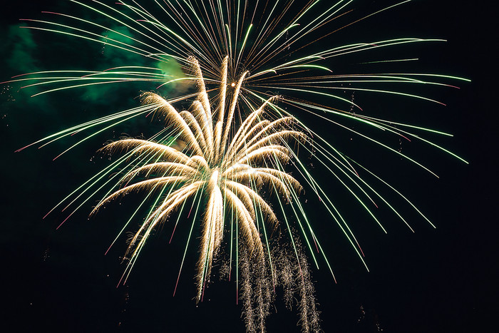 7月新年烟花爆炸火花庆祝活动