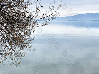 平静仍然水域容易受骗的人湖与任务山背景