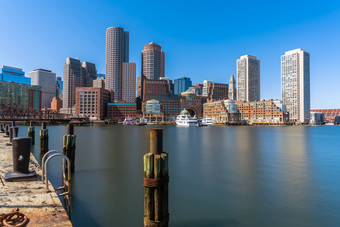 场景波士顿<strong>天际线</strong>从风扇码头的下午与光滑的水河麻萨诸塞州美国市中心<strong>天际线</strong>体系结构和建筑与旅游概念