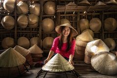 亚洲旅行者女工匠使的传统的越南他的老传统的房子托伊福克村hochiminh城市越南传统的艺术家概念