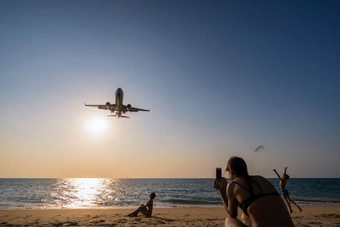 <strong>普吉岛</strong>泰国2月未定义的旅行者看和会说话的照片的飞机着陆密切的海海滩旁边的<strong>普吉岛</strong>国际机场febuary泰国