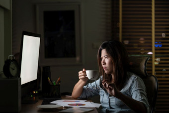 肖像亚洲女商人坐着和工作硬的表格与前面<strong>电脑桌面</strong>工作场所晚些时候与严重的行动工作硬和太晚些时候概念