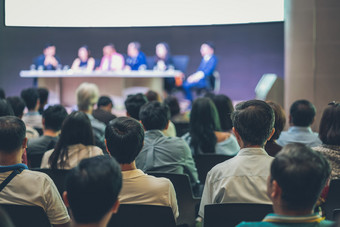 后视图观众的会议大厅研讨会会议哪一个有演讲者是头脑风暴和会说话的的阶段业务和教育关于投资概念