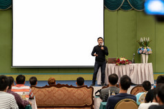 特写镜头肖像亚洲演讲者与休闲西装的阶段在的演讲屏幕的会议大厅研讨会会议业务和教育概念