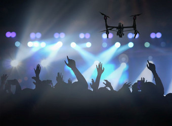 特写镜头轮廓无人机飞行为采取视频音乐会人群轮廓音乐歌迷会与显示手行动哪一个遵循的歌声的前面阶段与遵循光