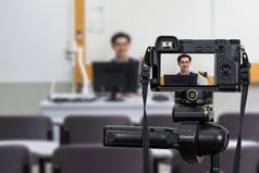 专业数字mirrorless相机的三脚架记录视频博客亚洲老师的教室相机为摄影师视频和技术生活流媒体概念大学教育