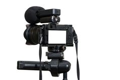专业数字mirrorless相机三脚架与麦克风为记录白色背景相机为摄影师视频生活流媒体设备概念包括剪裁路径