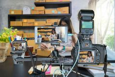 专业集相机与聪明的移动电话和行动相机三脚架在年轻的亚洲少年老板业务女人工作首页为在线购物生活流媒体为企业家概念