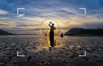 相机取景器与聚焦的屏幕轮廓亚洲传统的渔夫行动当钓鱼的自然河的早期早....当日出时间摄影师概念