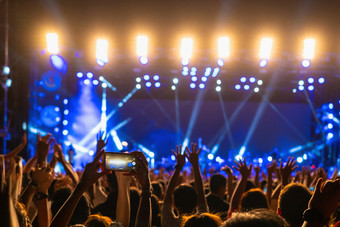 音乐会<strong>人群</strong>音乐歌迷会手使用手机采取视频记录生活流与超级巨星歌声快乐新一年圣诞节和节日概念