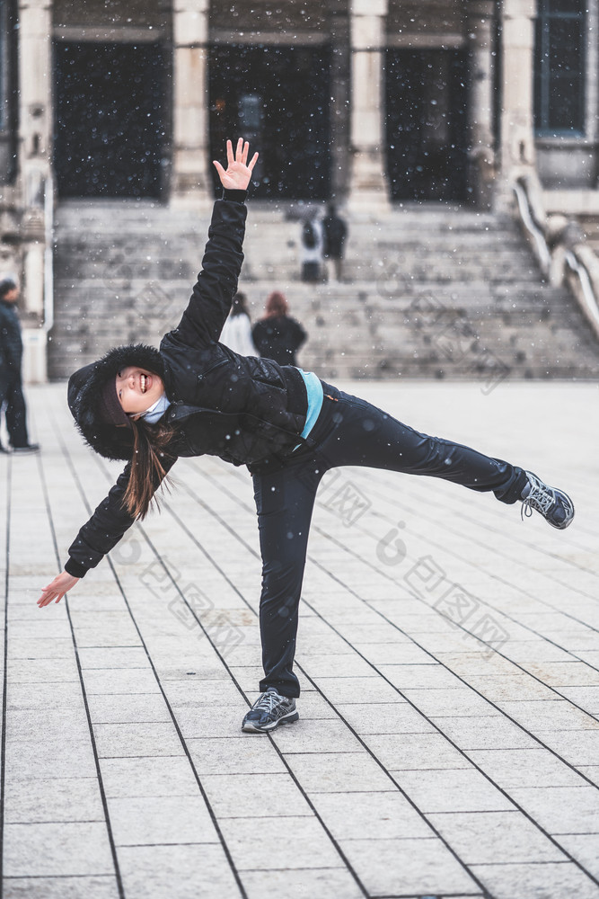 亚洲年轻的女人玩的雪当雪只是下降了旅行和兴奋概念羊毛他与scart和大衣为冬天季节