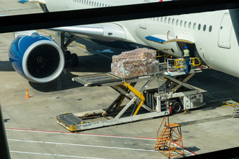 场景加载<strong>行李</strong>和货物<strong>飞机</strong>与处理操作机场旅行和运输概念