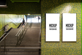 空白<strong>广告牌</strong>位于地下大厅地铁为广告模型概念低光速度快门
