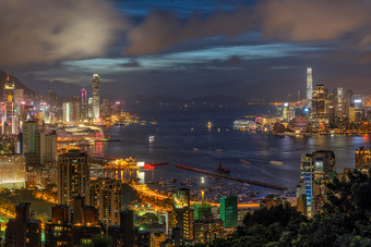 在香港香港城市景观摩天大楼《暮光之城》时间在香港香港中央和九龙岛维多利亚峰和港口冒险和徒步旅行红色的香燃烧器峰会视图点为旅行者