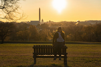 肖像亚洲女人<strong>旅游</strong>坐着在的华盛顿具有里程碑意义的哪一个可以看到曼联州国会大厦华盛顿纪念碑和林肯纪念的日出时间历史和<strong>文化</strong>概念