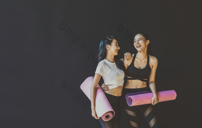 夫妇运动亚洲女人站和会说话的与幸福运动穿运动服装好和裤子时尚的姿势位置体育运动俱乐部社区体育和医疗保健概念