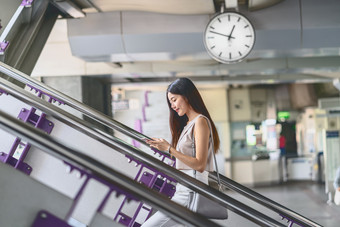 年轻的亚洲女人乘客使用聪明的移动<strong>电话</strong>和走的楼梯<strong>地铁</strong>站当旅行大城市日本中国人朝鲜文生活方式和每天生活通勤和运输