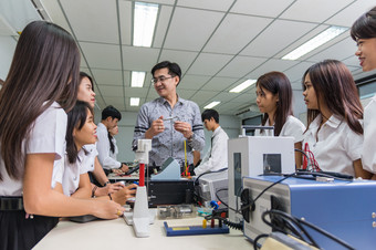 亚洲老师给教训集团大学学生哪一个现在的实践的实验室教室大学教育概念