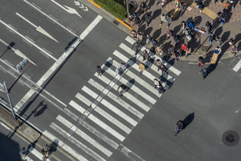 东京日本2月前视图行人人群未定义的人走天桥的街十字路口人行横道与阳光这东京febuary东京日本