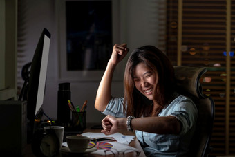 肖像亚洲女商人坐着和工作硬与幸福行动的表格与前面<strong>电脑桌面</strong>工作场所晚些时候时间工作硬和太晚些时候概念