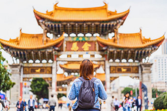 回来一边亚洲背包客女人看和观光当旅行在的jinbi广场昆明中国旅行和旅游中国文化和传统的著名的的地方和具有里程碑意义的概念