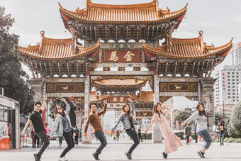 集团拍摄行动亚洲友谊在的昆明jinbi<strong>广场</strong>昆明中国旅行和旅游与朋友船跳舞和拙劣的模仿封面概念中国人文本金马和玉公鸡