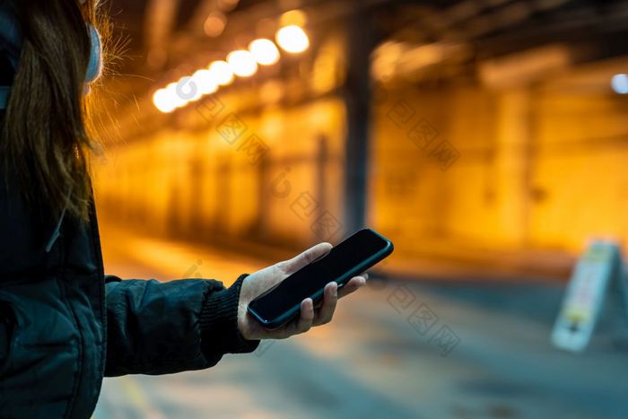 特写镜头亚洲手使用聪明的移动电话三维力控终端与低光技术和业务沟通和消息火车交通通勤运输和旅行概念