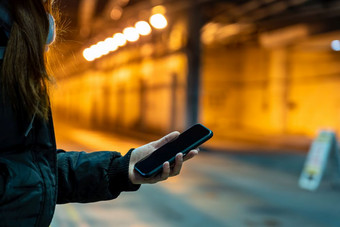 特写镜头亚洲手使用聪明的移动电话三维力控终端与低光技术和业务沟通和消息火车交通通勤运输和旅行概念