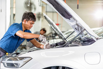 亚洲机械师检查和修复的车维护服务中心哪一个部分展厅技术员工程师专业工作为客户车修复概念