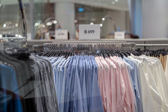 出售从模拟做广告显示框架设置在的衣服行的购物部门商店为购物业务时尚和广告概念
