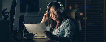 横幅网络页面封面模板亚洲女商人坐着和工作硬与幸福行动与电脑桌面工作场所办公室在时间工作硬和太晚些时候概念