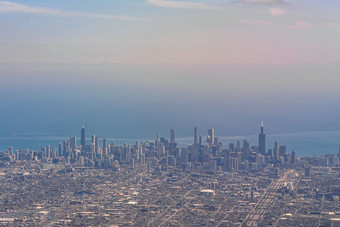 空中视图芝加哥城市景观河一边的下午时间哪一个看通过飞机窗户飞机翼美国市中心天际线体系结构和建筑与旅游概念