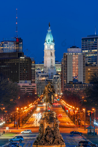 场景<strong>乔治华盛顿</strong>雕像oand街费城在的城市大厅与城市景观背景的《暮光之城》时间曼联州美国美国历史和文化为旅行概念