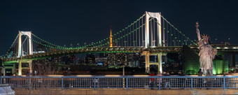 横幅雕像自由和彩虹桥晚上时间位于台场东京日本