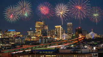 多色烟花庆祝活动在场景波士顿天际线哪一个可以看到扎基姆桥和托宾桥与表达道路在的波士顿城市景观7月和独立一天概念