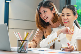 两个亚洲女商人工作与的<strong>合作伙伴</strong>业务通过技术移动PC现代会议房间办公室工作空间咖啡打破<strong>合作伙伴</strong>和的同事概念