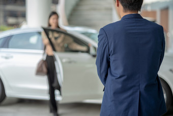背后接待员欢迎的亚洲客户女人访问维护服务中心为检查的车展厅