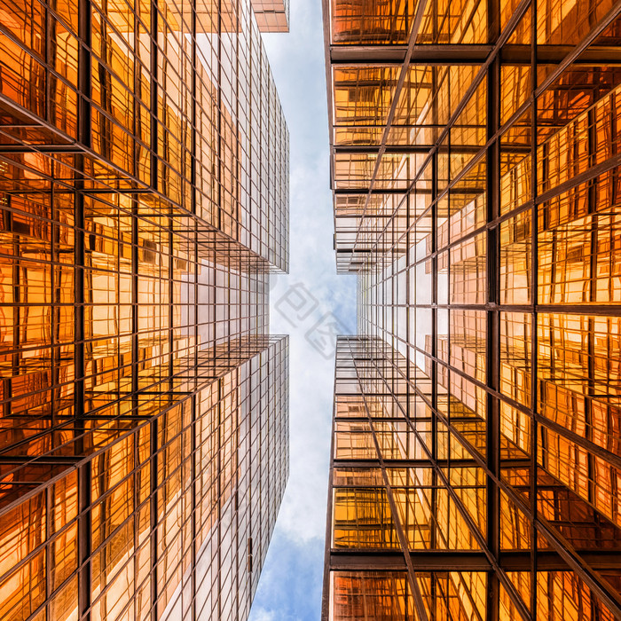 起身角在香港香港摩天大楼与反射云在高建筑建筑眼镜业务和金融体系结构和工业概念