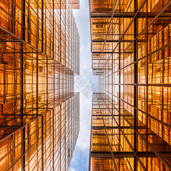 起身角在香港香港摩天大楼与反射云在高建筑建筑眼镜业务和金融体系结构和工业概念